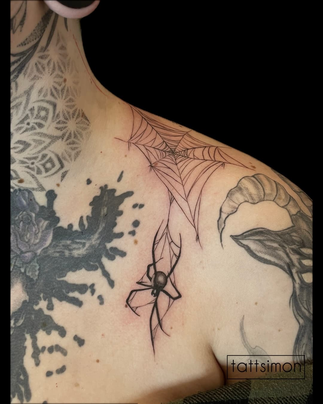 Dark-Art-Tattoo: Spinne im Netz am Schlüsselbein