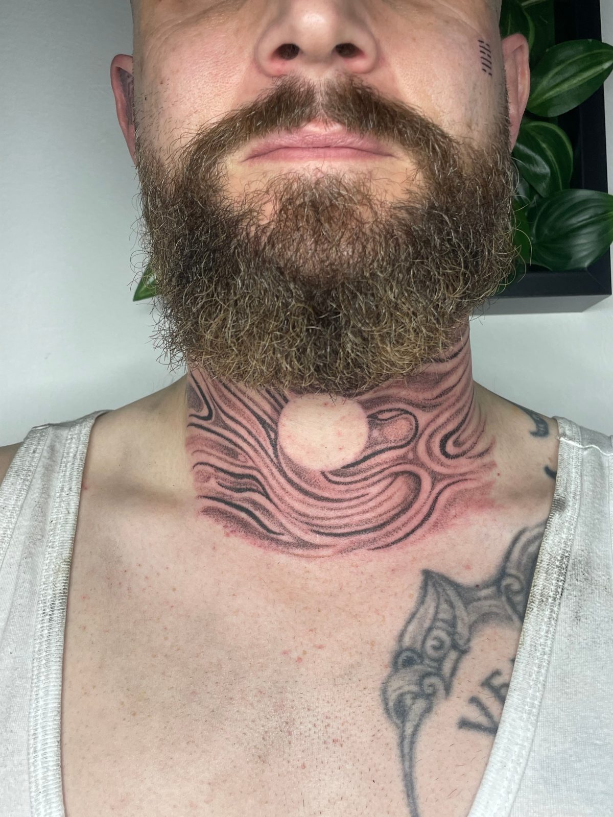Abstraktes Dotwork-Tattoo mit fließendem Muster am Hals