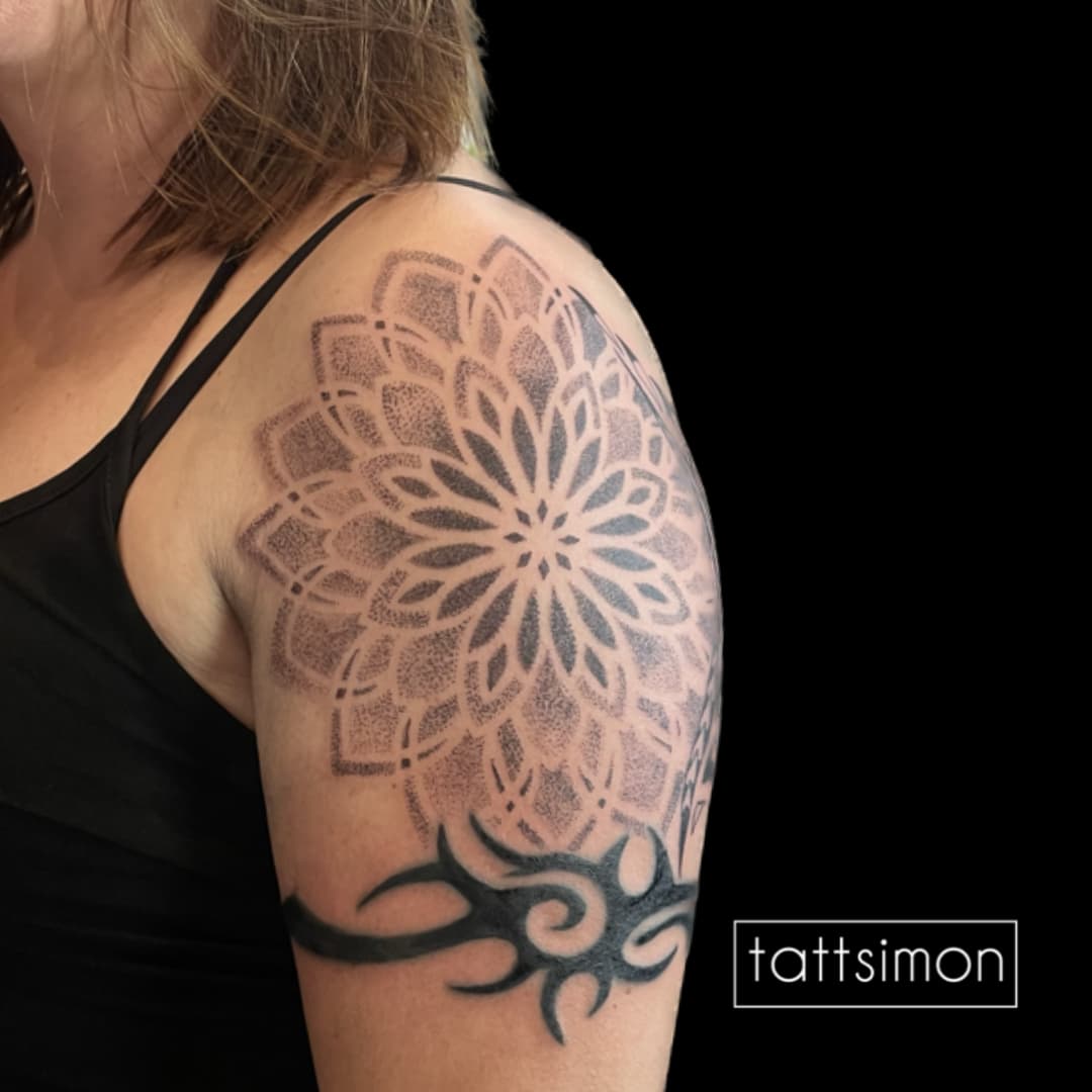 Geometrisches Dotwork-Mandala auf der Schulter