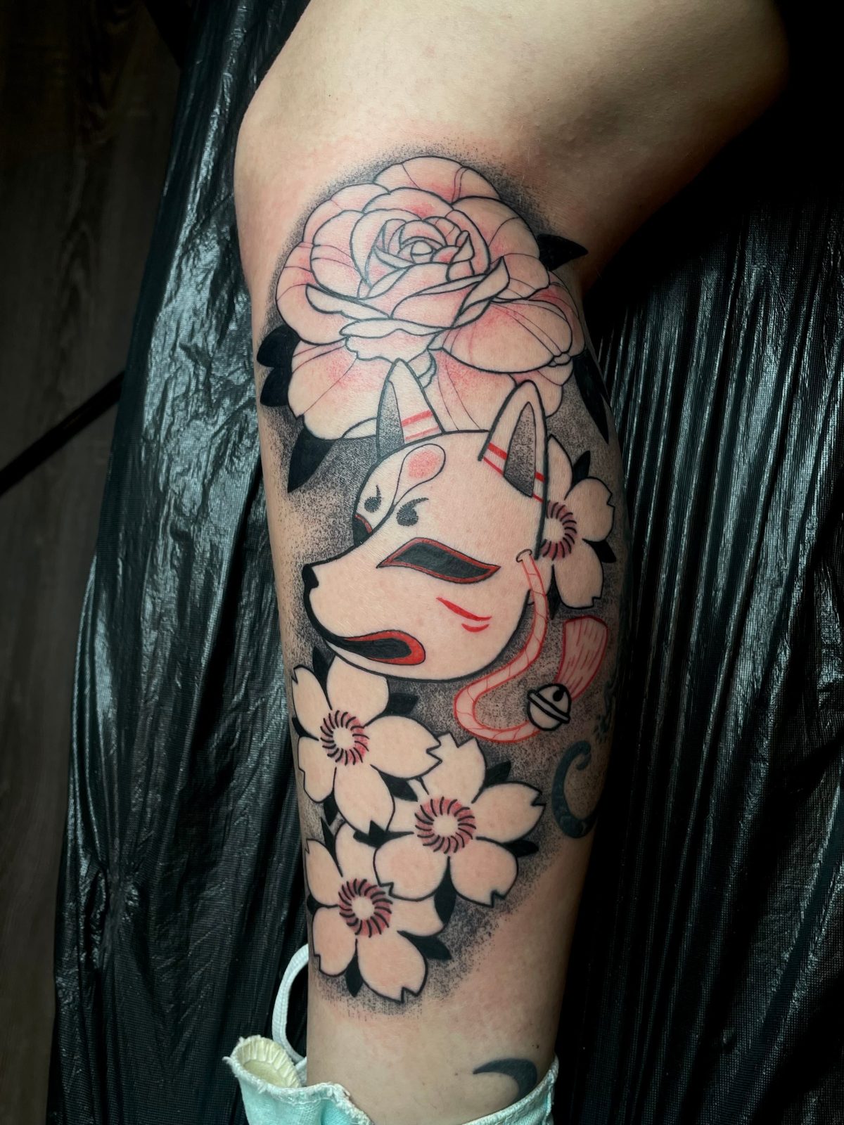 Pepper-Shades-Tattoo: Fuchsmaske mit Kirschblüten am Unterschenkel